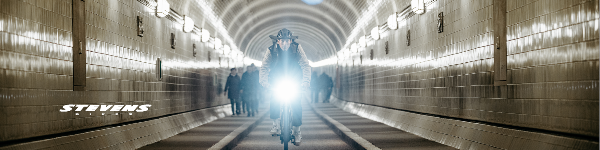 Stevens Urban-E-Bike mit Licht im Tunnel